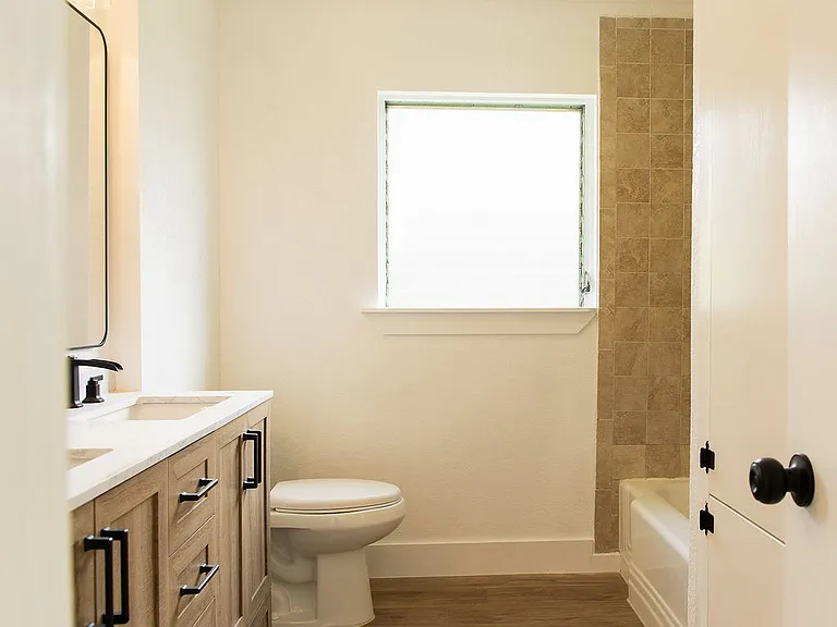 Bathroom w/Double Vanity & Tub/Shower