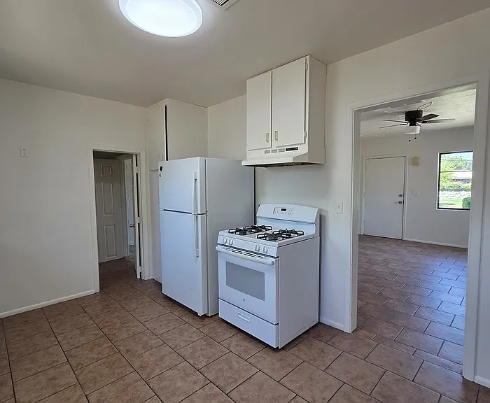 319 S Hobson — Photo 6