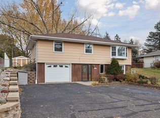 6632 4th St N, Oakdale, MN 55128