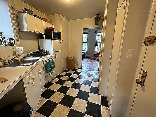 4th image of 104 Macdougal St APT 19