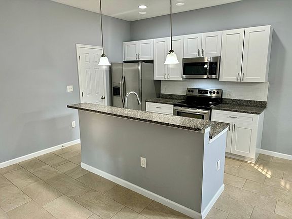 4th image of 930 Lakefront Village Dr
