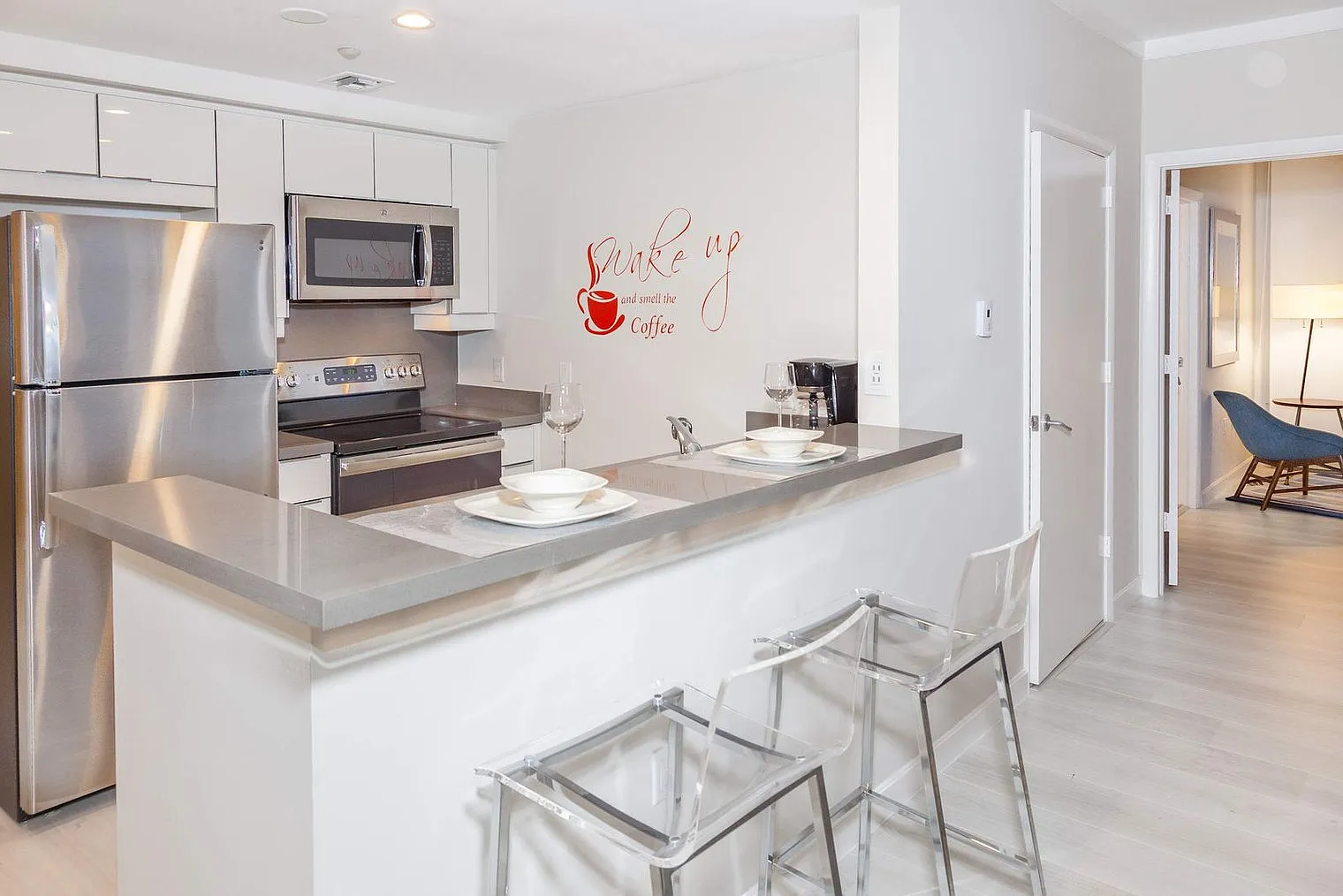 1 bed, 1.0 bath, 699 sqft, $9,992 — Photo 4