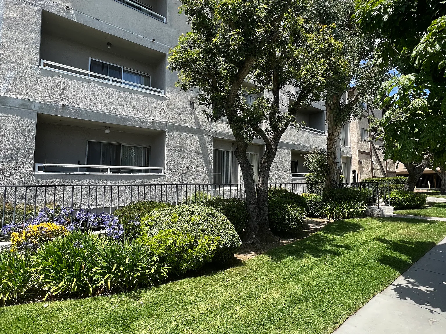 1051 Justin Ave — Photo 2