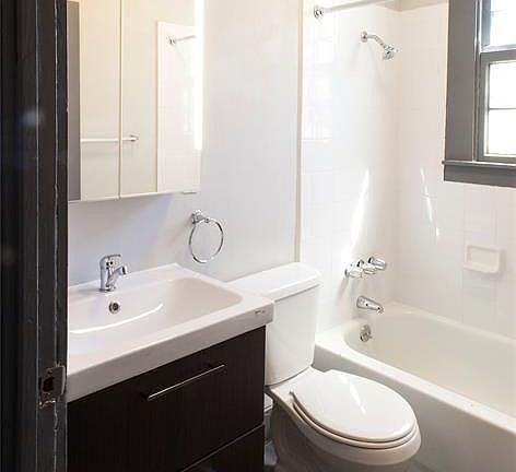 4th image of 1038-1038 Ashland St #4
