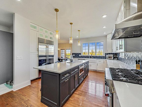 4th image of 32 Doral Dr