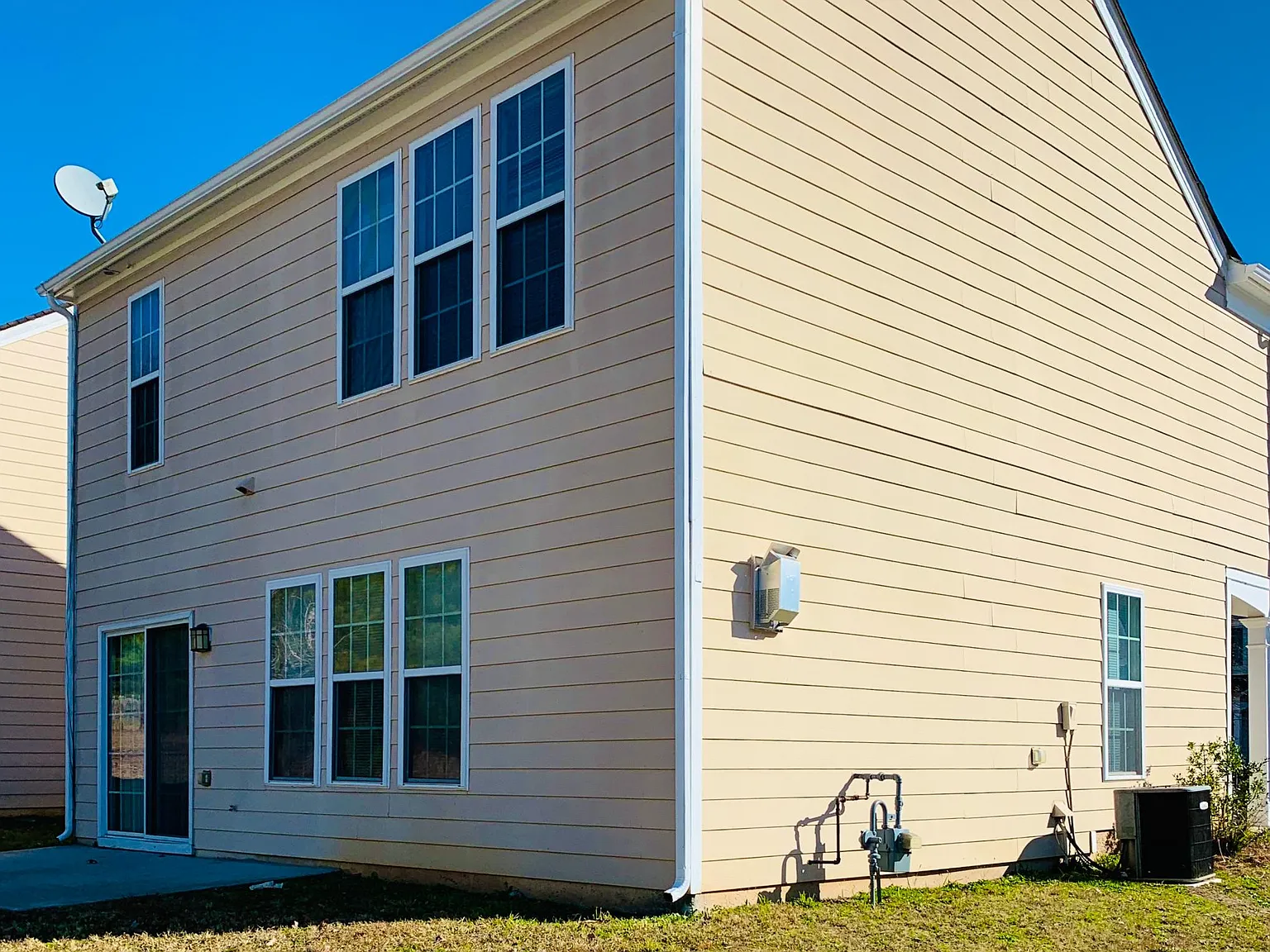 3 bed, 2.5 bath, 1376 sqft, $2,000 — Photo 3