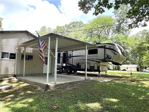 8 Angler Trl, Pana, IL 62557