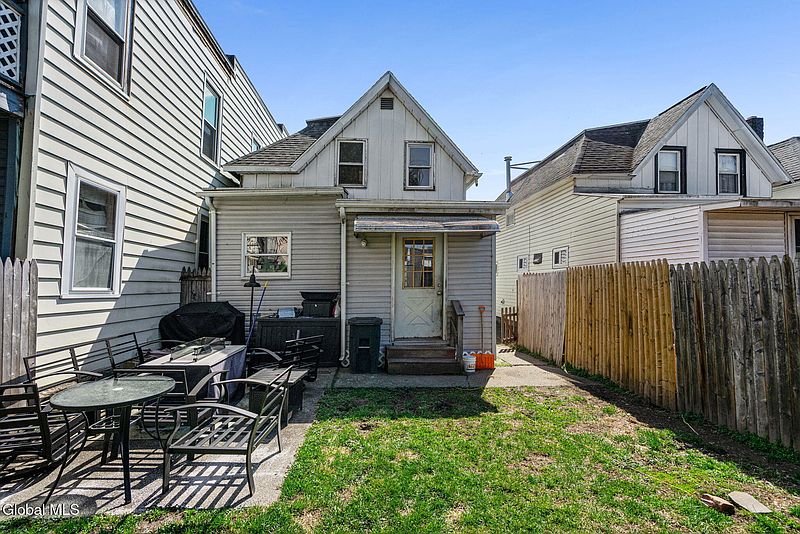 4th image of 115 Breslin Avenue