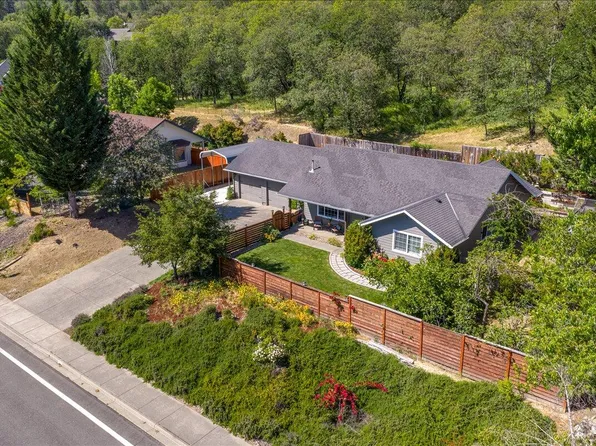 1180 NW F St, Grants Pass, OR 97526