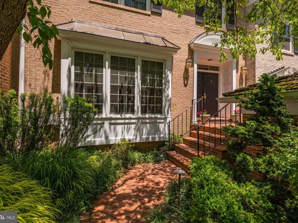 9425 Turnberry Dr, Potomac, MD 20854