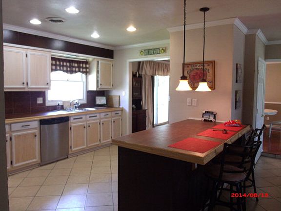 2nd image of 1121 Happy Hollow Ln