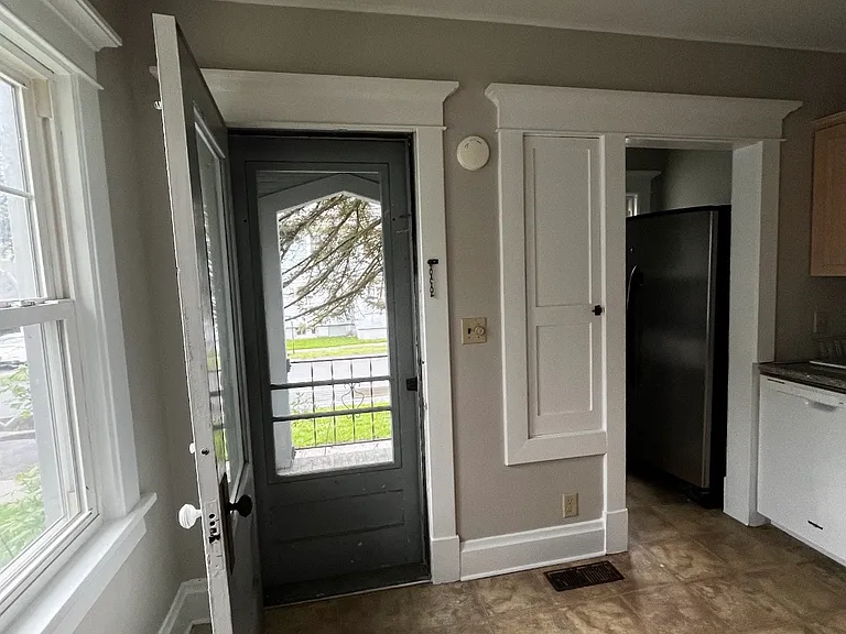 139 N Indiana Ave — Photo 12