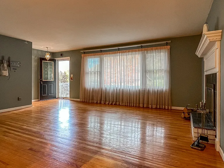 102 Raymbault Dr — Photo 6