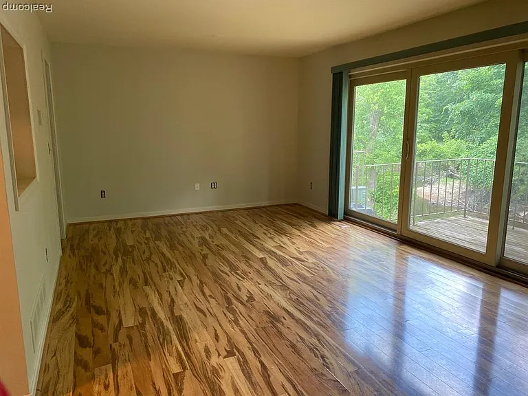 629 Oakbrook W #18 — Photo 4