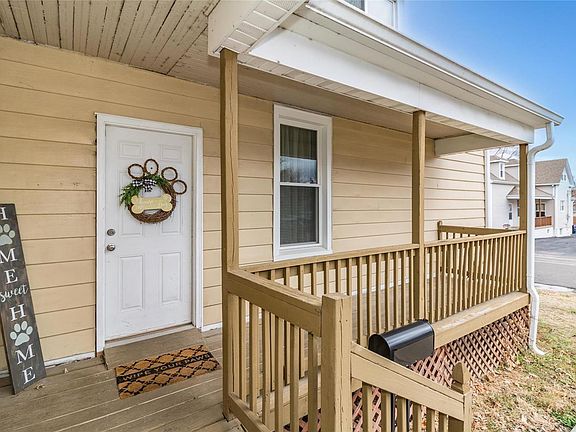 3rd image of 823 Erskine Ave