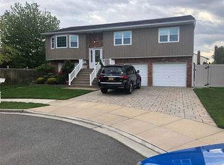 3903 Gary Ln, Seaford, NY 11783