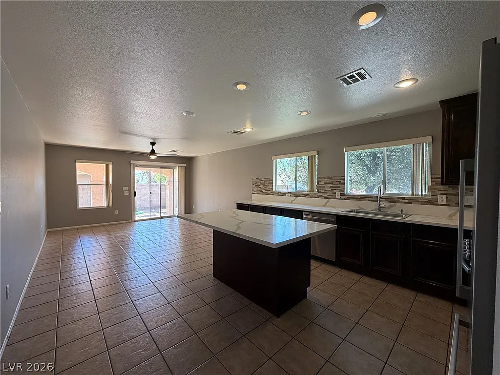 3 bed, 2.0 bath, 1562 sqft, $2,050 — Photo 4