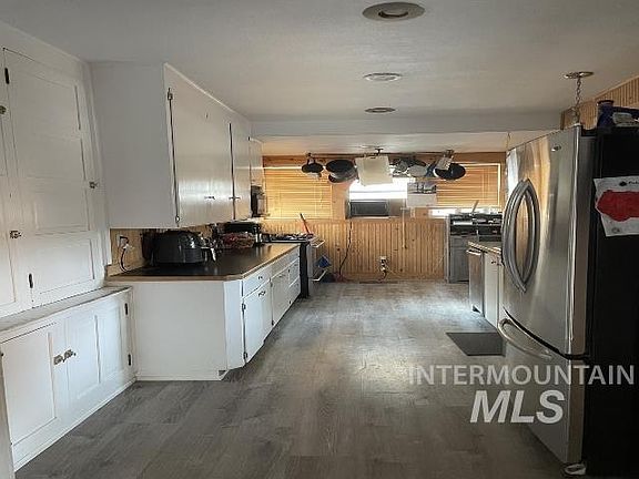 5th image of 931 W 3rd St