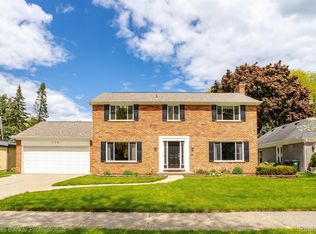 716 Pear Tree Ln, Grosse Pointe Woods, MI 48236