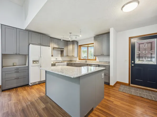 9786 Magnolia St NW, Coon Rapids, MN 55433