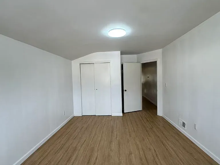 379 Brookfield Ave #2 — Photo 6