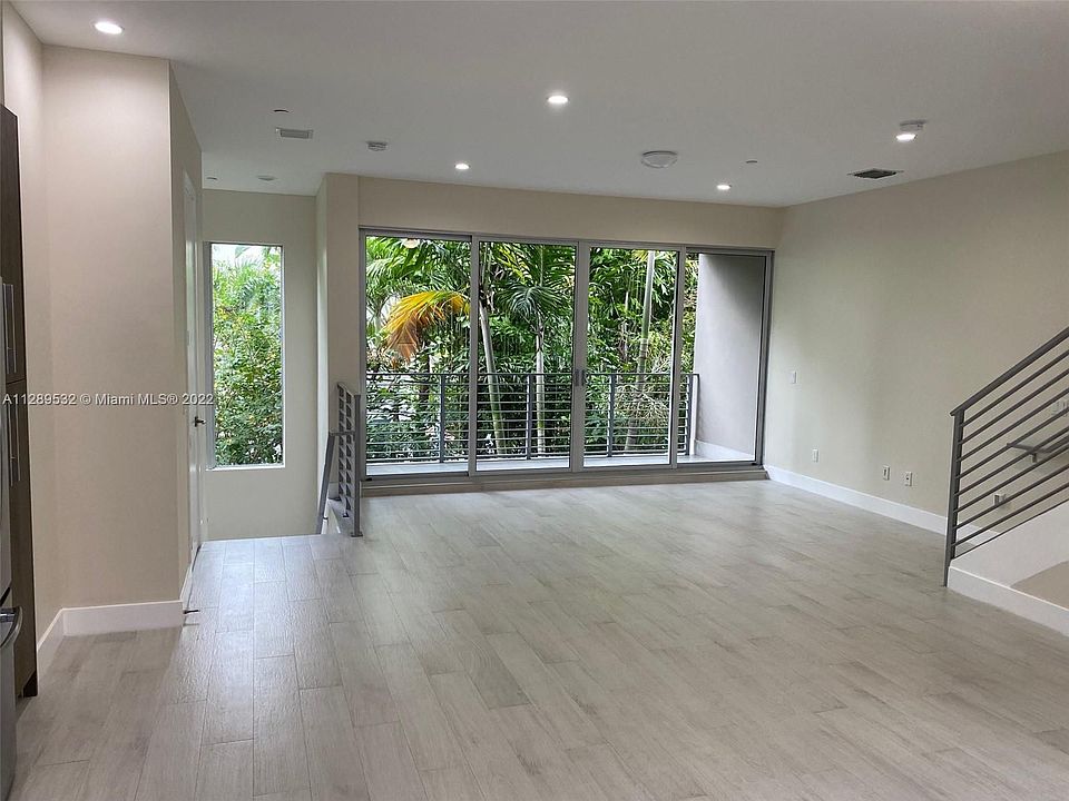 1st image of 636 NE 12th Ave #636