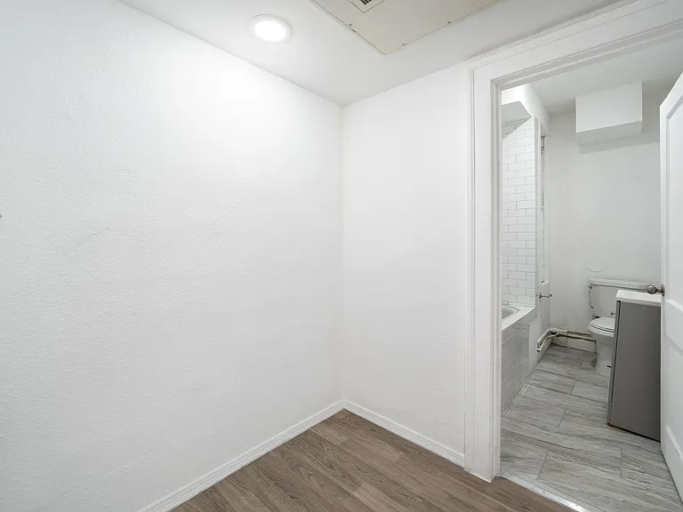 Sunset Heights - 412 W Yandell Street — Photo 12