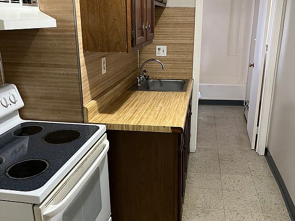 3rd image of 156 Oak St #2