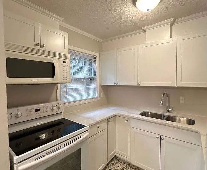 926 Hollywood St — Photo 6