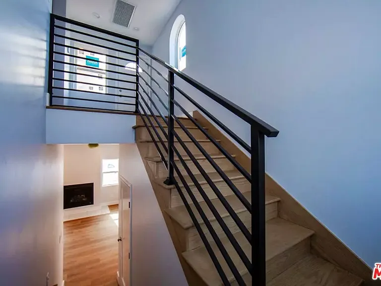 2210 S Harcourt Ave — Photo 11