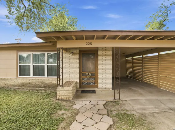 225 LOWER LACOSTE RD, Castroville, TX 78009