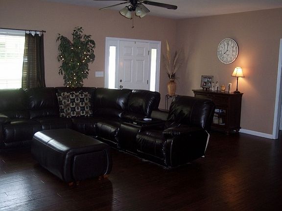 2nd image of 865 Melanie Ln