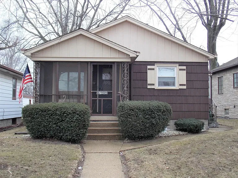 17919 Glen Oak Ave — Photo 1