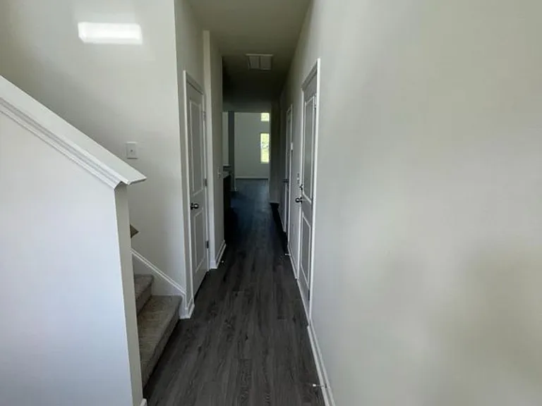 1417 Creekfront Dr — Photo 2