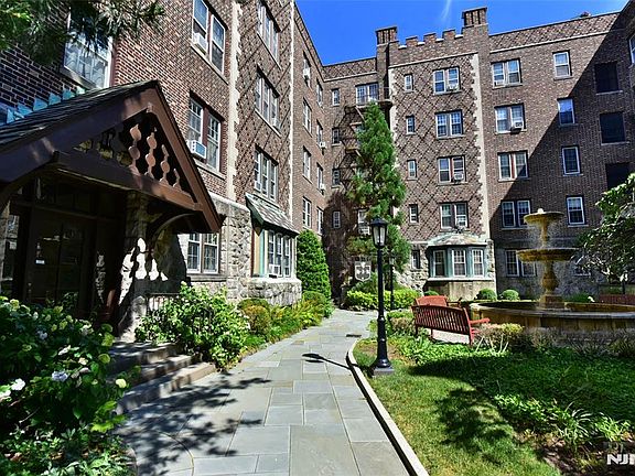 4th image of 275 Engle St APT H1