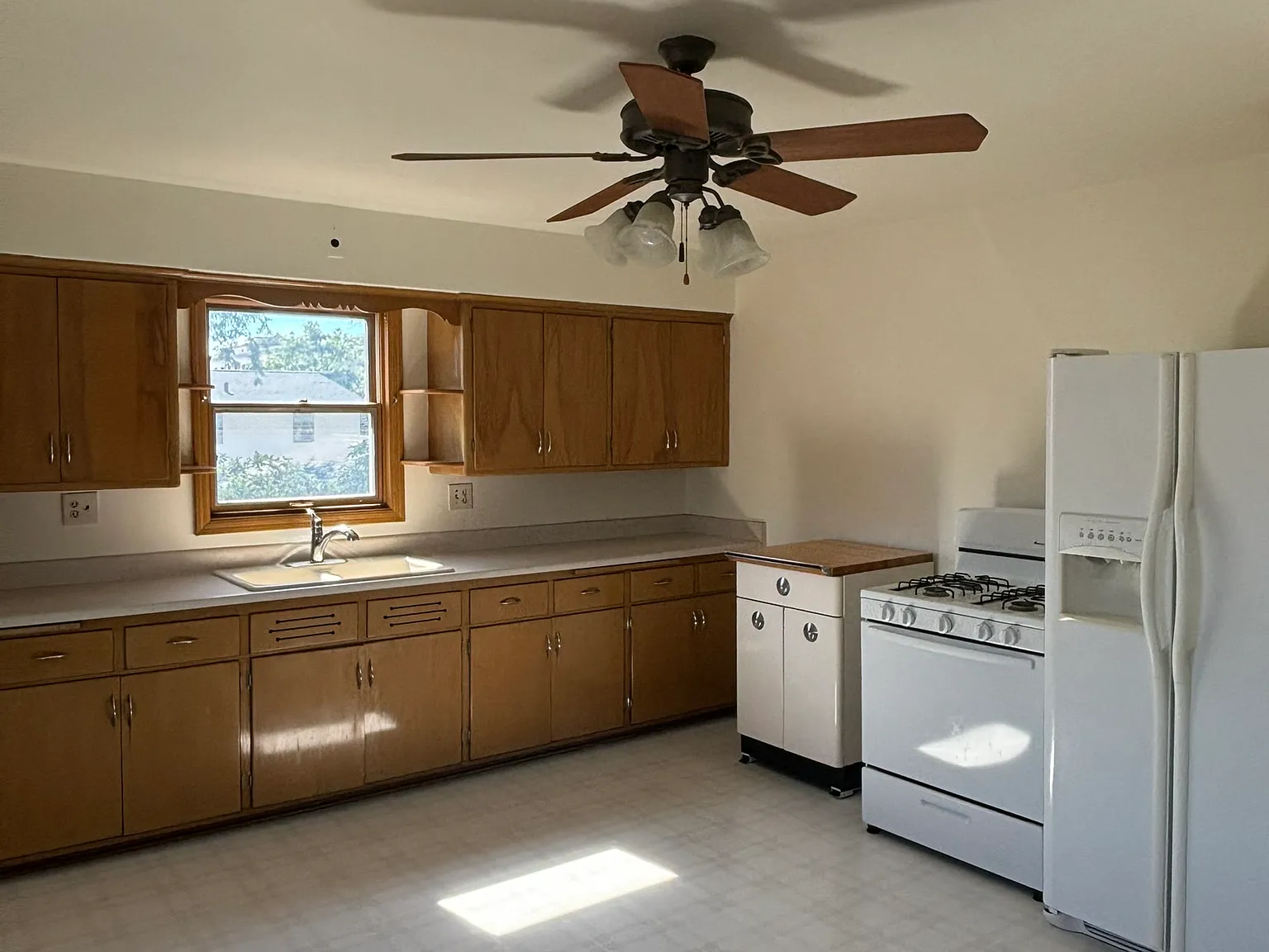 3 bed, 1090 sqft, $1,600 — Photo 3