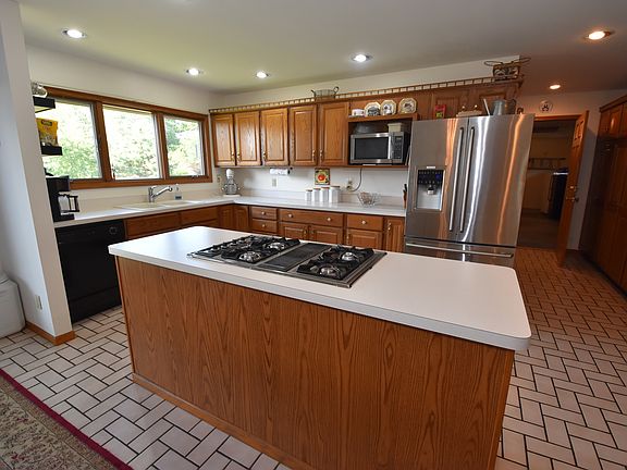 5th image of 340 Carriage Hill Ct