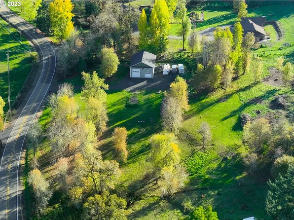 621 Loredo Dr, Roseburg, OR 97471