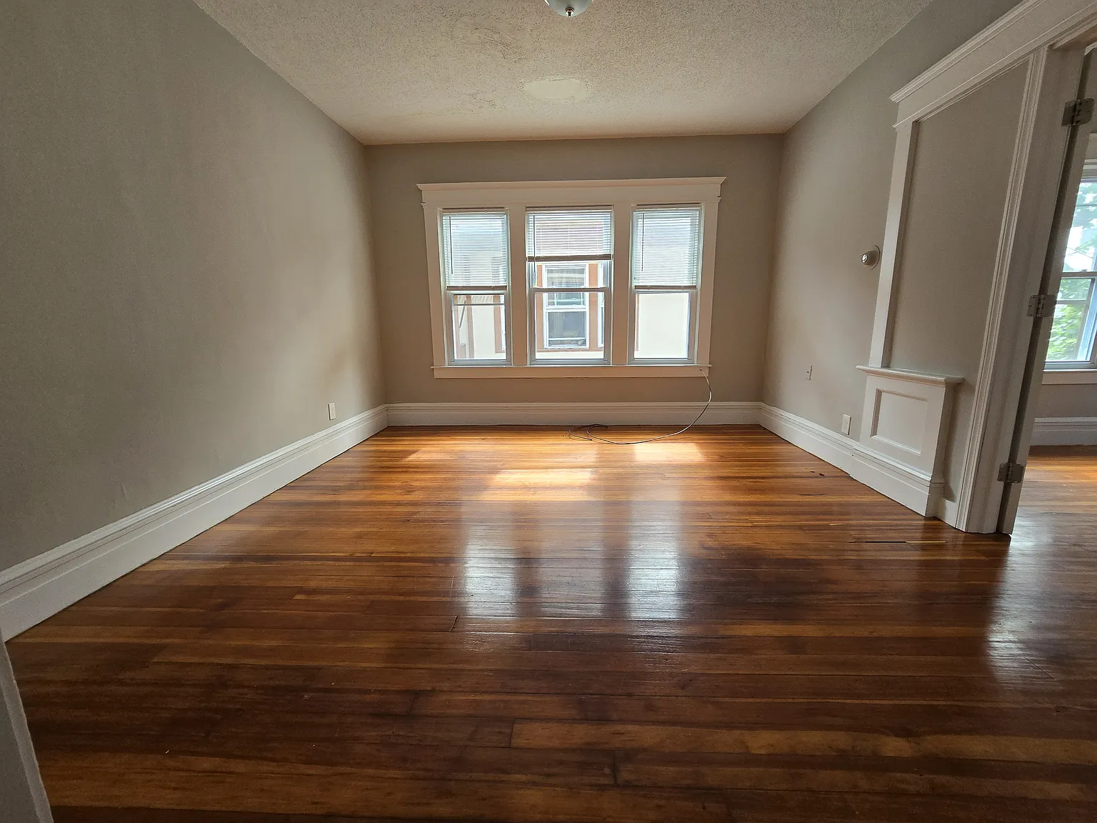3 bed, 1100 sqft, $1,600 — Photo 2