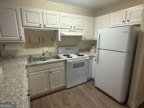 4th image of 683 Grant St APT I