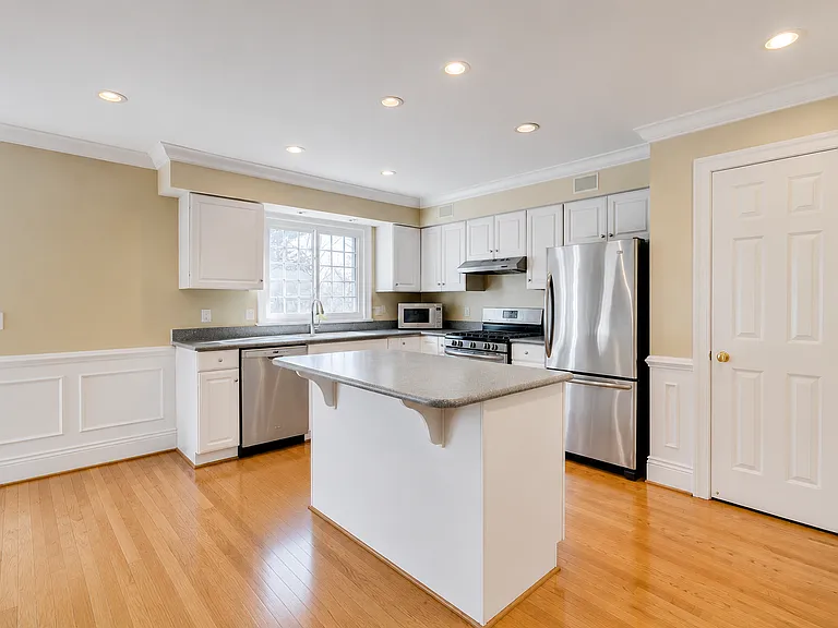 715 Leister Dr — Photo 5