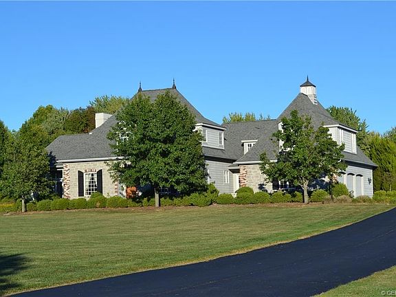 2nd image of 4 Rockridge Cir