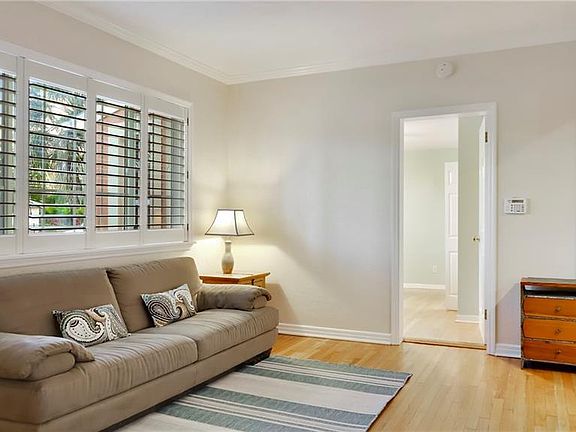 5th image of 425 34th Ave NE