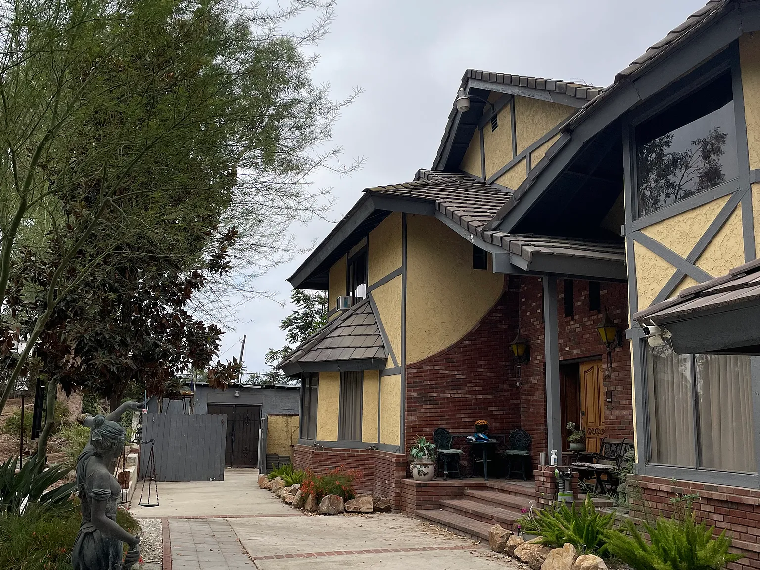 4 bed, 5102 sqft, $1,100 — Photo 2