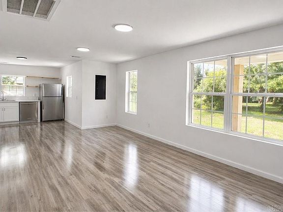 4th image of 303 Lombardy Ln