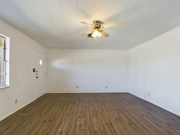 3rd image of 167 Northwest Dr #11