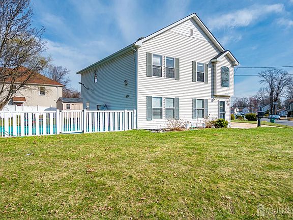 4th image of 17 Idlewild Rd