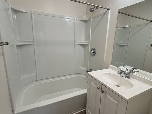5th image of 814 4th St #9