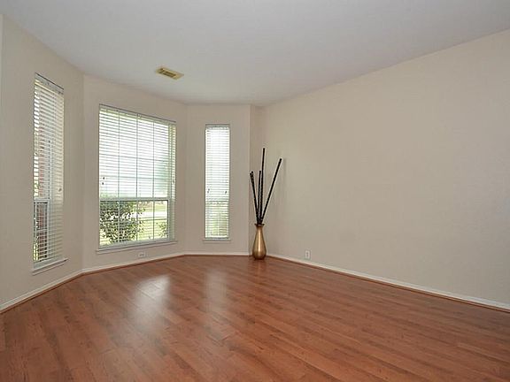 5th image of 2404 Sunburst Ln