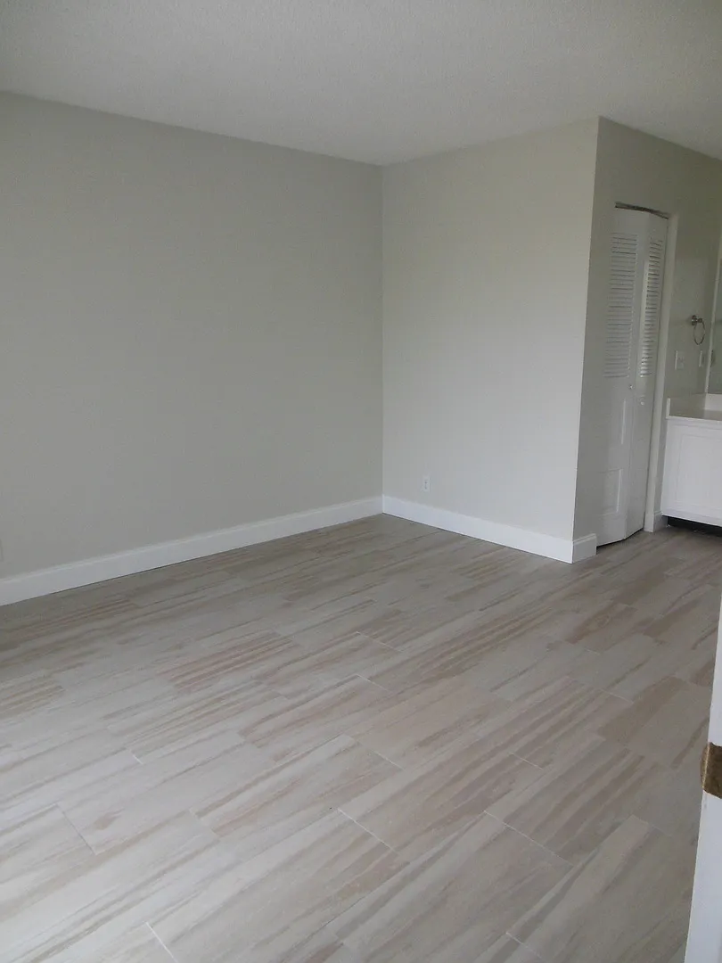 One Bedroom One Bathroom! Waterfront Community — Photo 4